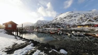 Geleneksel balıkçılık Yerleşmeleri Lofoten Adaları. Güzel Norveç Peyzaj ve eski mimari.