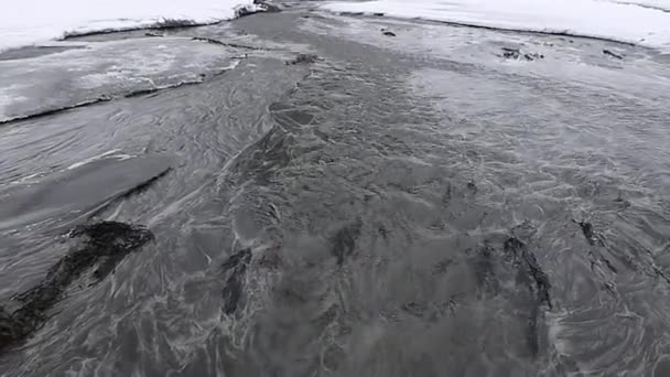 Mountain strömmar flödet av vatten som rinner ut i havet. Lofoten öarna. Vackra Norge landskap. — Stockvideo