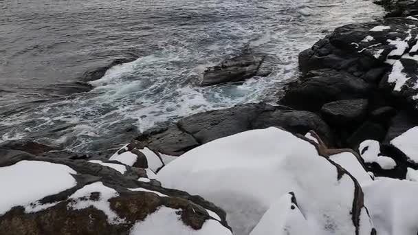 Movimiento de agua a orillas del frío mar de Noruega a la hora de la tarde. Islas Lofoten. Hermoso paisaje de Noruega. HD de imágenes . — Vídeo de stock