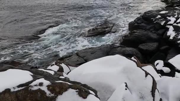 Akşam zaman soğuk Norveç Denizi kıyısında su hareketi. Lofoten Adaları. Güzel Norveç manzara. HD ayak. — Stok video