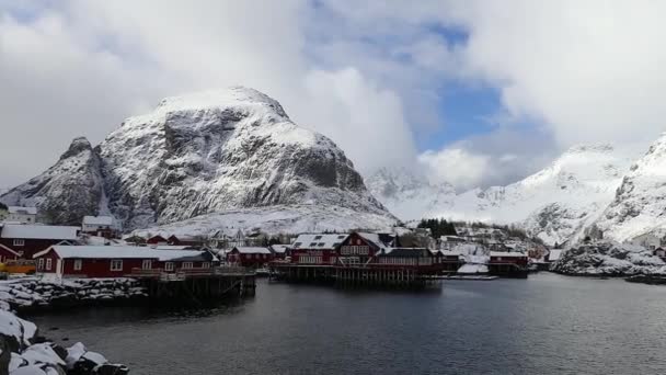 Estabelecimentos de pesca tradicionais das ilhas Lofoten. Bela paisagem norueguesa e arquitetura antiga . — Vídeo de Stock