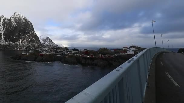 Traditionelle Fischersiedlungen auf den Lofoten. schöne norwegische Landschaft und alte Architektur. — Stockvideo