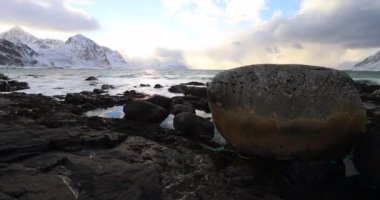 Antik taşlar soğuk Norveç Denizi kıyısında. Lofoten Adaları. Güzel Norveç manzara. 4k görüntüleri.