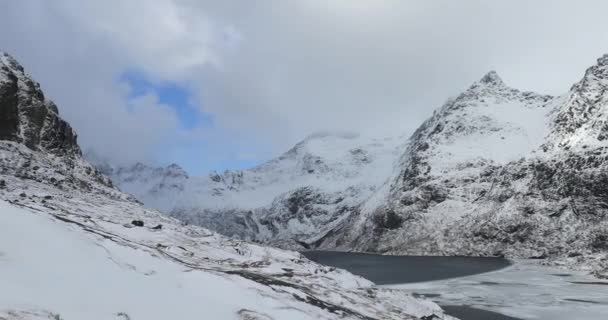 Magnifiques rochers enneigés par une journée ensoleillée. Beau paysage norvégien. Les îles Lofoten. Images 4K . — Video