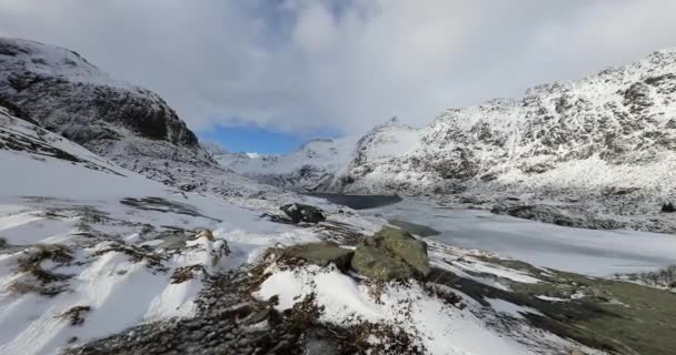 Prachtige besneeuwde stenen op een zonnige dag. Mooi landschap van Noorwegen. Lofoten eilanden. 4k beelden. — Stockvideo