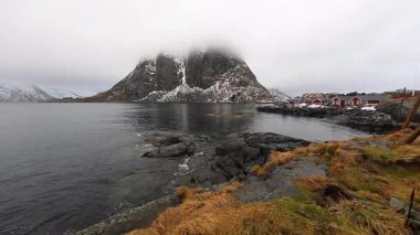 Geleneksel balıkçılık Yerleşmeleri Lofoten Adaları. Güzel Norveç Peyzaj ve eski mimari. HD ayak.