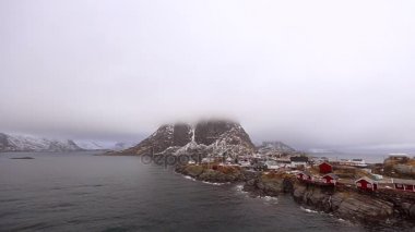 Geleneksel balıkçılık Yerleşmeleri Lofoten Adaları. Güzel Norveç Peyzaj ve eski mimari. HD ayak.