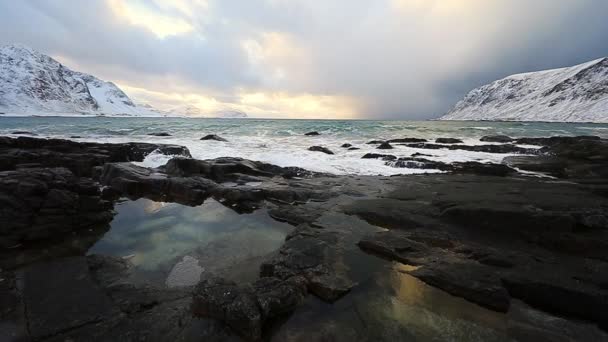 Lofoten-szigetek. Gyönyörű Norvégia tavaszi táj. HD felvétel. — Stock videók