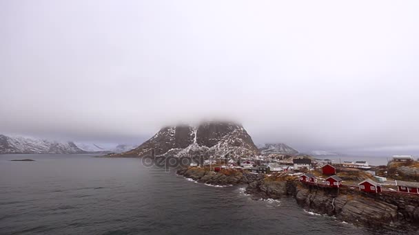 罗弗敦群岛的传统捕鱼定居点。美丽的挪威景观和老建筑。高清画面. — 图库视频影像