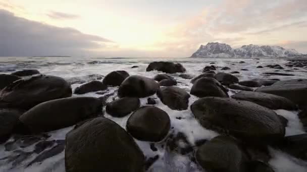 Прибуття острови. Красивий краєвид Норвегії. Уповільнена зйомка. — стокове відео