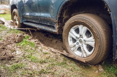 Jeep tekerlekleri çamura saplanıp.