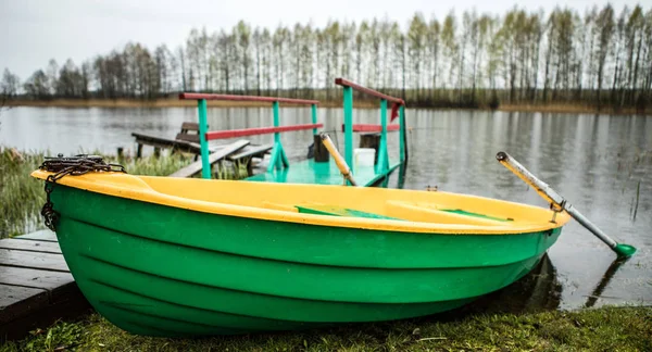 Klasyczny łódź z wiosłami, nad rzeką. — Zdjęcie stockowe