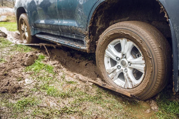 Ruedas de jeep atrapadas en la tierra . —  Fotos de Stock