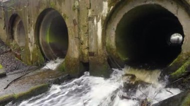Nehir baraj boru içinde akan su ile bir orman yolu köprü altında yapılmış. HD ayak.