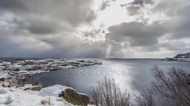 Lofoten Adaları. Bulutlar hareket ile Norveç manzara güzel. Zaman atlamalı.