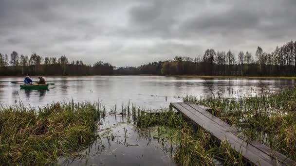 I pescatori si spostano in barca lungo il fiume sorgente. Interruzione temporale . — Video Stock