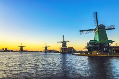 Amsterdam, Hollanda - 25 Mayıs 2017: Genel Zanes Schans'a bir açık hava Müzesi Hollanda'da görülmektedir. Müzenin topraklarında XVII-XVIII yel değirmenleri de dahil olmak üzere, Hollanda mimarisini vardır.