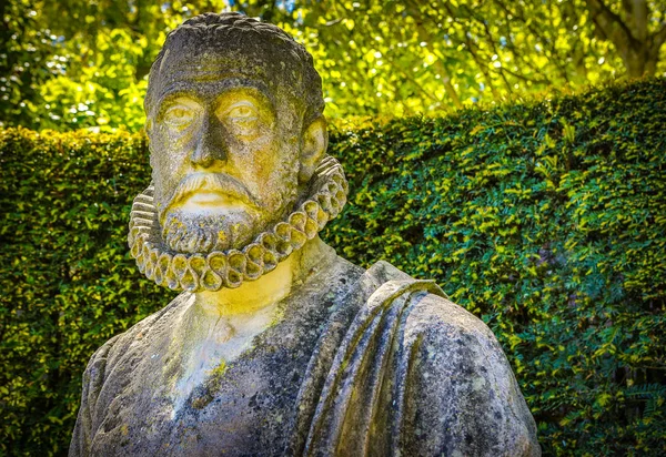 AMESTERDÃO, PAÍSES BAIXOS - MAIO 25, 2017: Escultura de parque antigo close-up contra fundo de jardim verde . — Fotografia de Stock
