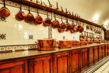 Utrecht, Hollanda - 27 Mayıs 2017: İç bronz eşya ile eski bir mutfak. Utrcht, Hollanda - 27 Mayıs.