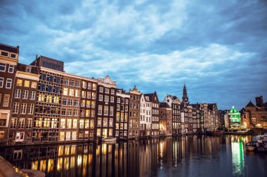 Amsterdam şehir geleneksel eski ünlü evlerin genel görünümü.