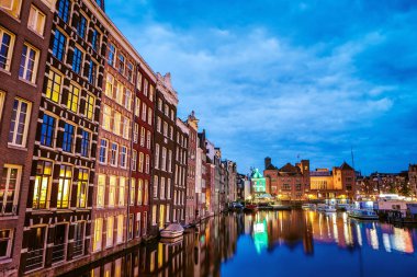 Amsterdam şehir geleneksel eski ünlü evlerin genel görünümü.