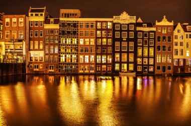 Amsterdam şehir geleneksel eski ünlü evlerin genel görünümü.