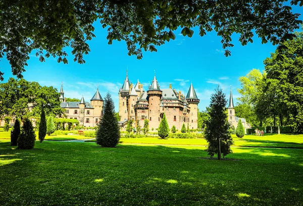 Vista general del Castillo de Haar, el castillo más grande de los Países Bajos. Fue construido por el maestro del Neogótico Holandés por Kuipers para miembros de la familia Rothschild. . —  Fotos de Stock