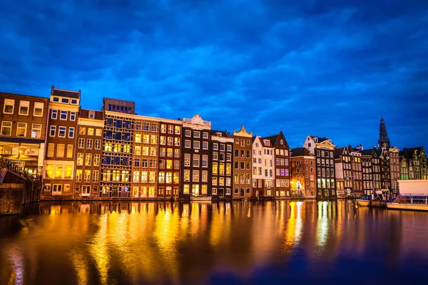 Amsterdam şehir geleneksel eski ünlü evlerin genel görünümü. — Stok fotoğraf