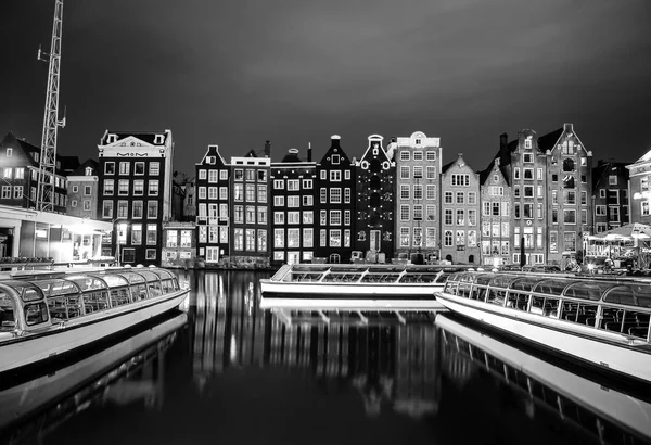 Vista general de antiguas casas famosas tradicionales en la ciudad de Ámsterdam. Foto en blanco y negro . — Foto de Stock