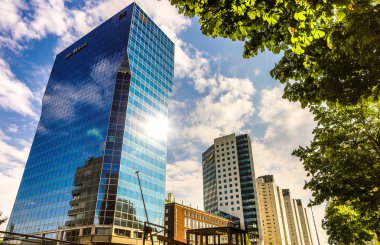 Rotterdam, Hollanda - 17 Mayıs 2017: Modern binalar şehir mimarisi kapısı tasarım öğeleri gün zaman. 17 Mayıs 2017 yılında Rotterdam - Hollanda.