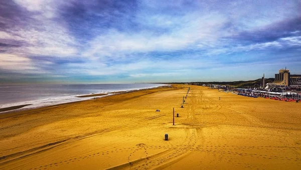 Pier van de Scheveningen in Den Haag algemeen beeld van de kustlijn op twilight moment. — Stockfoto