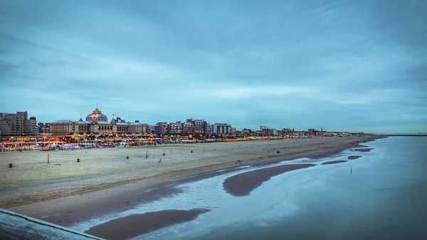 Scheveningen pier in The Hague general view of the coastline at twilight time. — Stock Photo, Image