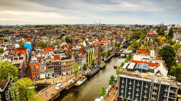 Amsterdam stad vanaf de top. Algemene weergave van hoogte punt op moment van de dag. — Stockfoto