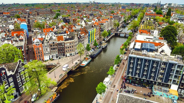 Amsterdam stad vanaf de top. Algemene weergave van hoogte punt op moment van de dag. — Stockfoto