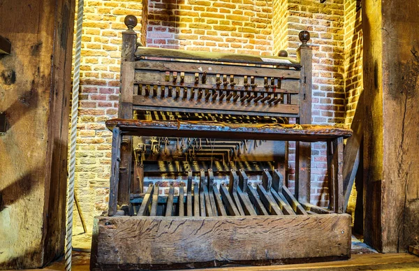 AMSTERDAM, PAÍSES BAJOS - 24 DE MAYO DE 2017: Antiguo instrumento de teclado de hierro. 24 de mayo de 2017 en Amsterdam - Países Bajos . — Foto de Stock