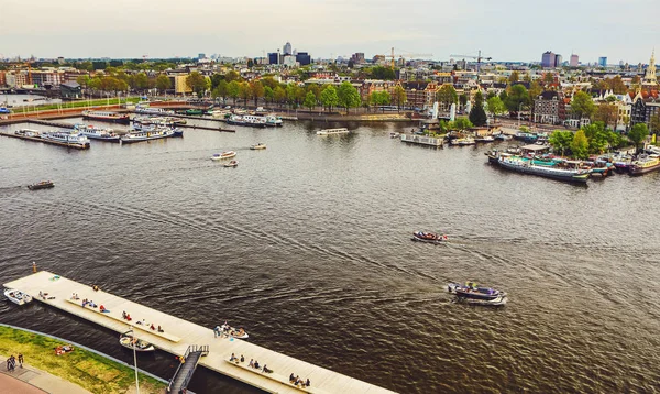 Los canales y terraplenes más famosos de la ciudad de Ámsterdam al atardecer. Vista general del paisaje urbano y la arquitectura tradicional holandesa . — Foto de Stock