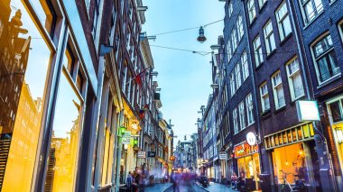 Amsterdam, Hollanda - 28 Mayıs 2017: Twilight saat Amsterdam City ünlü yerler genel bakış. 28 Mayıs 2017 yılında Amsterdam - Hollanda.