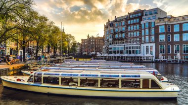En ünlü kanallar ve bentleri Amsterdam City günbatımı sırasında. Cityscape ve geleneksel Hollanda mimarisinin genel görünümü.