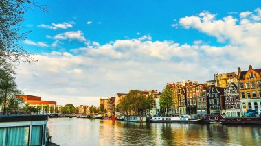 En ünlü kanallar ve bentleri Amsterdam City günbatımı sırasında. Cityscape ve geleneksel Hollanda mimarisinin genel görünümü.