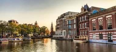 En ünlü kanallar ve bentleri Amsterdam City günbatımı sırasında. Cityscape ve geleneksel Hollanda mimarisinin genel görünümü.