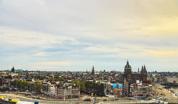 AMSTERDÃO, PAÍSES BAIXOS - 25 de maio de 2017: Amsterdam city from the top. Vista geral do ponto alto na hora do dia. Maio 25, 2017 em Amsterdã - Holanda . — Fotografia de Stock