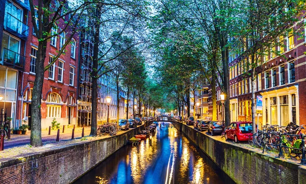Najbardziej znane kanały i nasypy z Amsterdamu podczas zachodu słońca. Widok ogólny gród i tradycyjnej architektury Holandia. — Zdjęcie stockowe