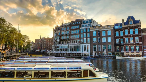 Найвідоміший каналів та набережних Amsterdam city під час заходу сонця. Загальний вигляд міський пейзаж та традиційної архітектури, Нідерланди. — стокове фото