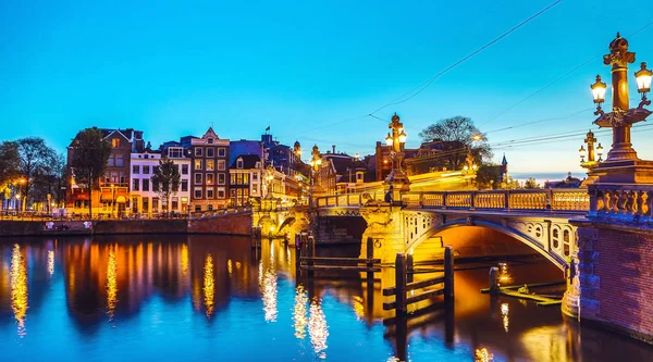 Köprü ve Amsterdam bentleri alacakaranlık zaman. Cityscape ve geleneksel Hollanda mimarisinin genel görünümü. — Stok fotoğraf