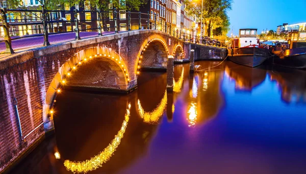 Köprü ve Amsterdam bentleri alacakaranlık zaman. Cityscape ve geleneksel Hollanda mimarisinin genel görünümü. — Stok fotoğraf