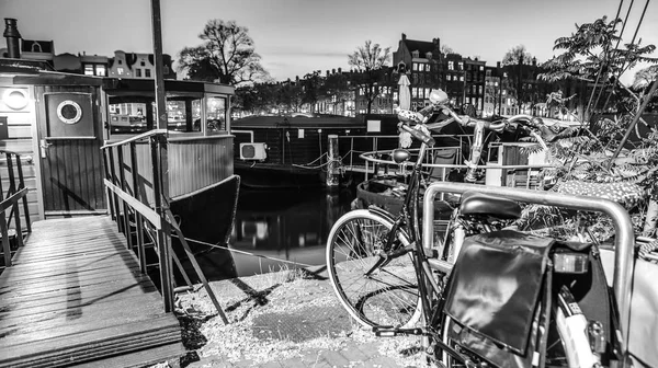 Najbardziej znane kanały i nasypy z Amsterdamu podczas zachodu słońca. Widok ogólny gród i tradycyjnej architektury Holandia. — Zdjęcie stockowe