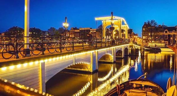 Puentes y terraplenes de Ámsterdam al anochecer. Vista general del paisaje urbano y la arquitectura tradicional holandesa . — Foto de Stock