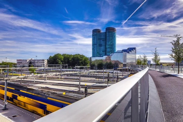 Algemeen beeld van de architectuur van de moderne stad van centraal station. Utrecht - Nederland. — Stockfoto