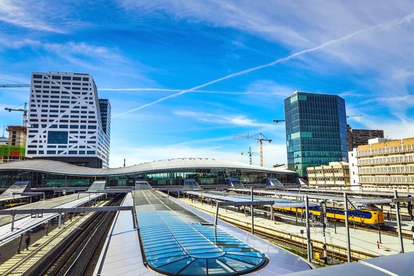 Widok ogólny architektury nowoczesne miasto z głównego dworca kolejowego. Utrecht - Holandia. — Zdjęcie stockowe