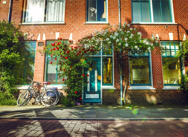 Straten en gebouwen van de oude Europese stad van Utrecht, Nederland — Stockfoto